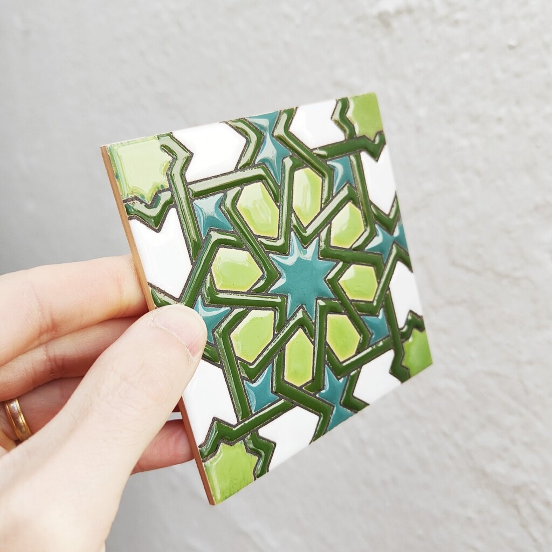 Azulejo artesanal de 11cm. esmaltado en cuerda seca. - 4