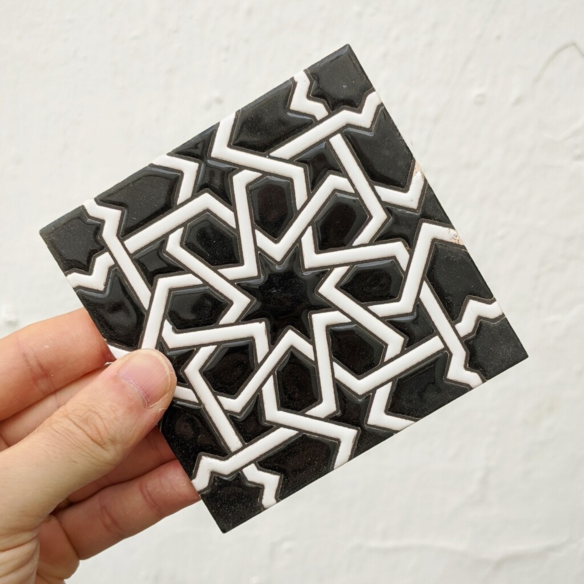 Azulejo artesanal de 11cm. esmaltado en cuerda seca. - 1