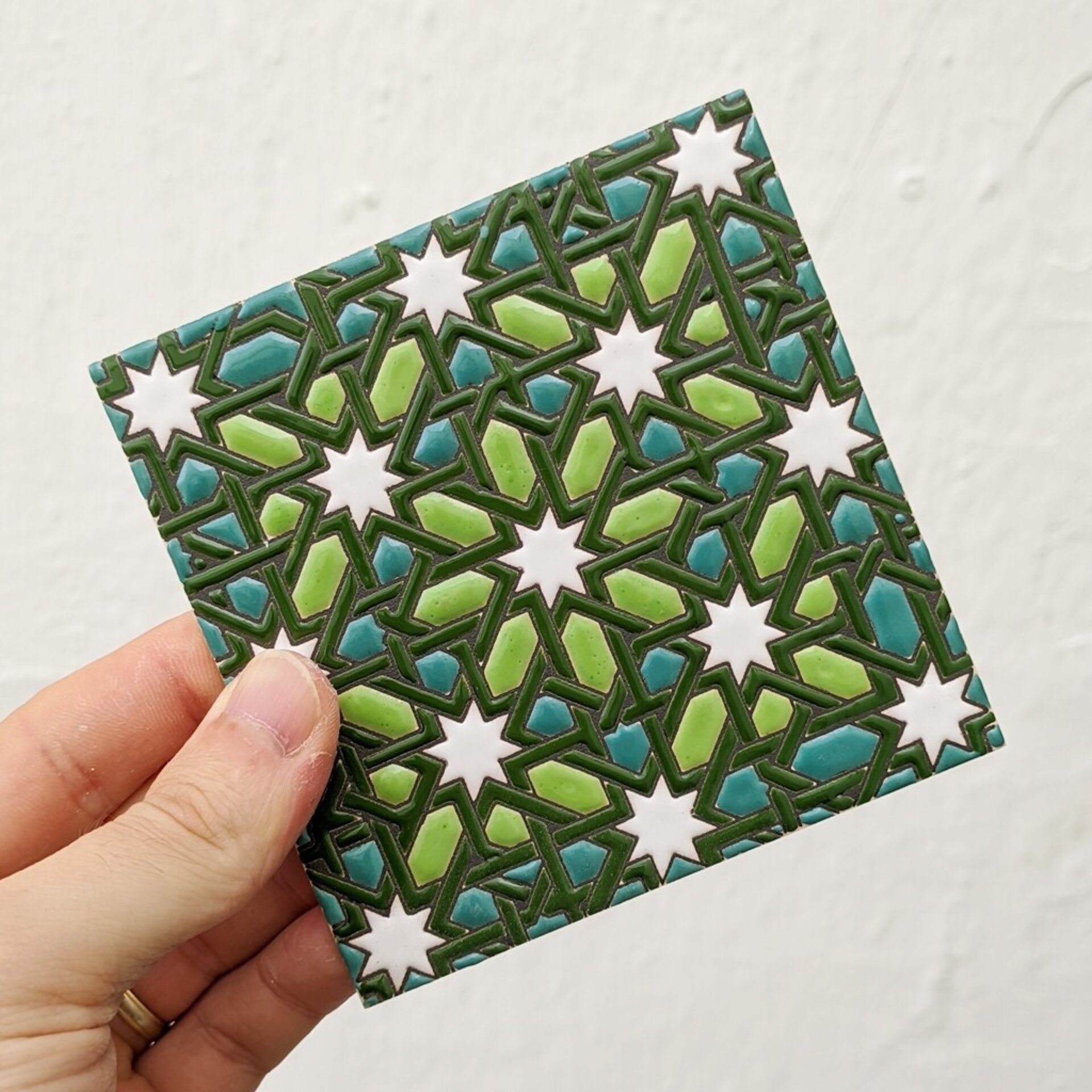 Azulejo artesanal de 11cm. esmaltado en cuerda seca. - 1