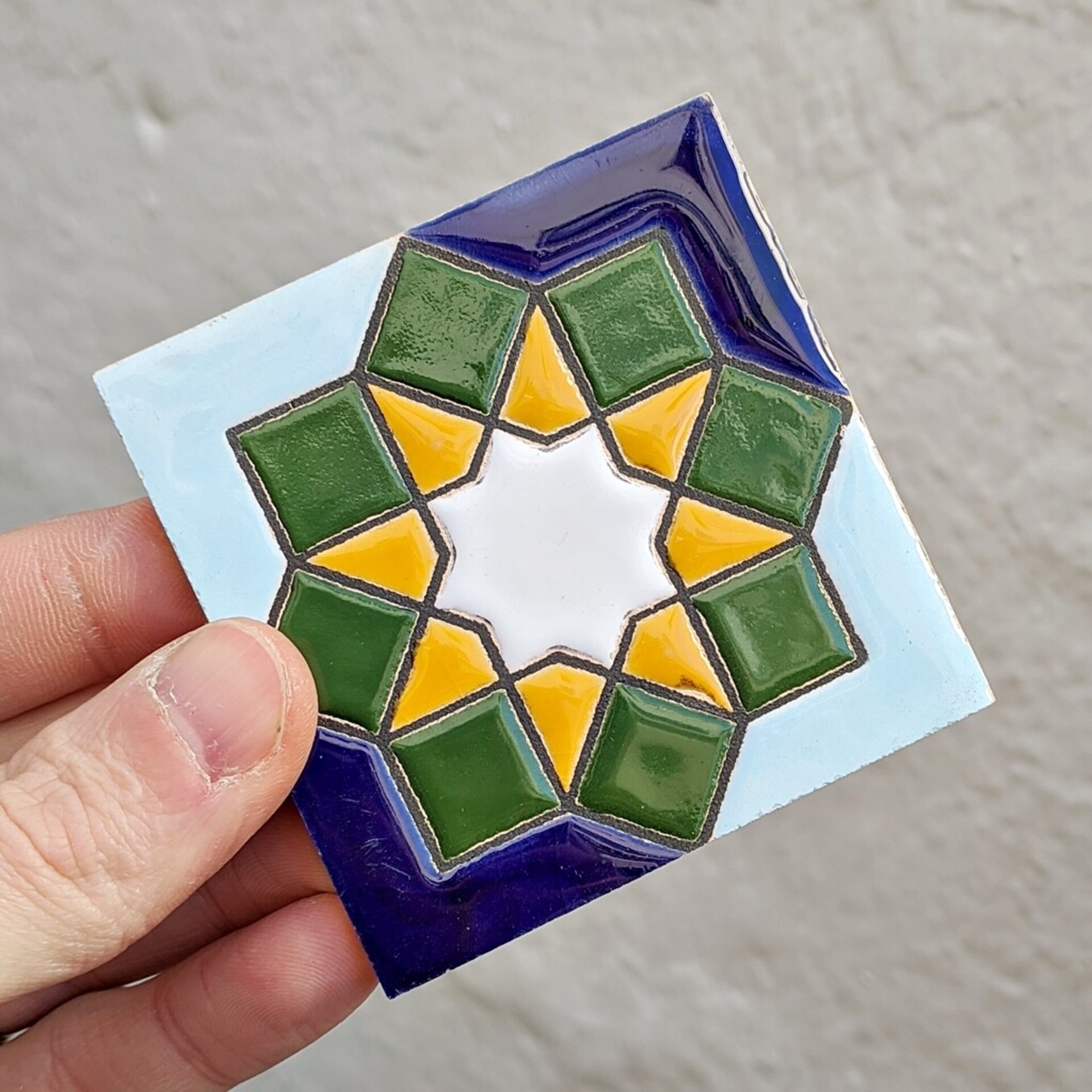 Azulejo artesanal de 7,5cm. esmaltado en cuerda seca. - 1