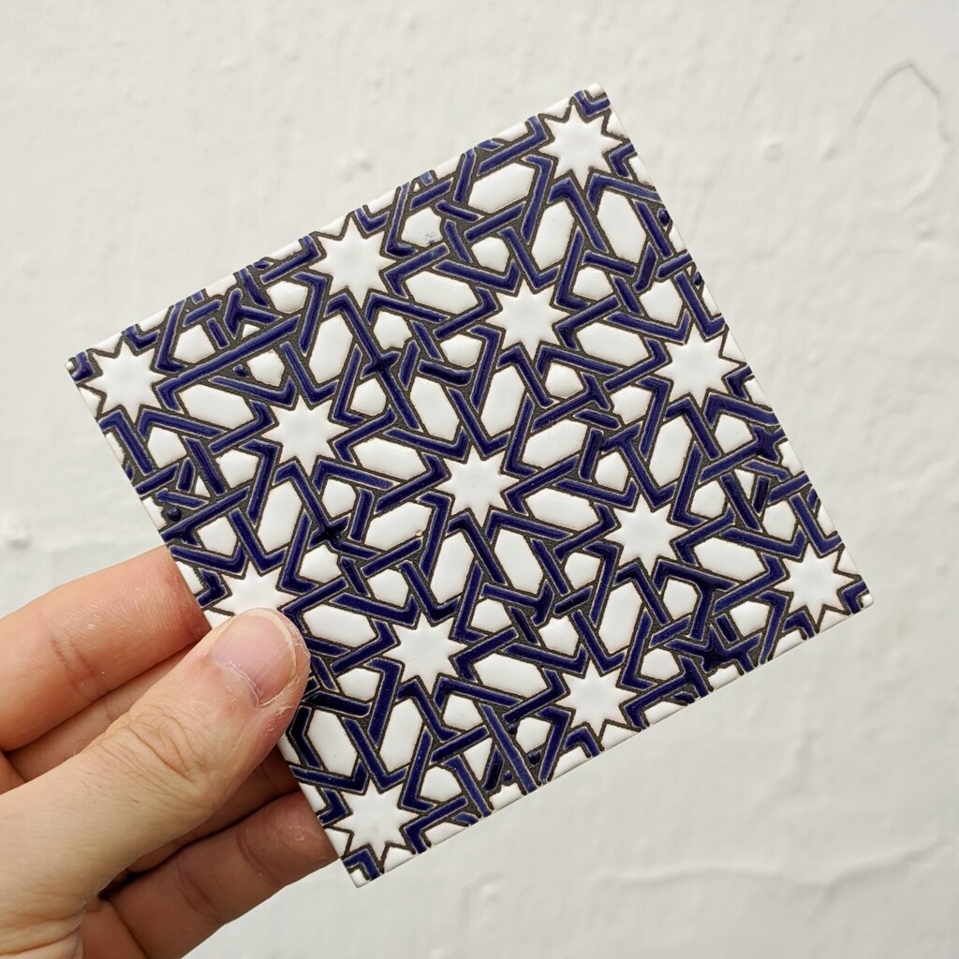 Azulejo artesanal de 11cm. esmaltado en cuerda seca. - 1