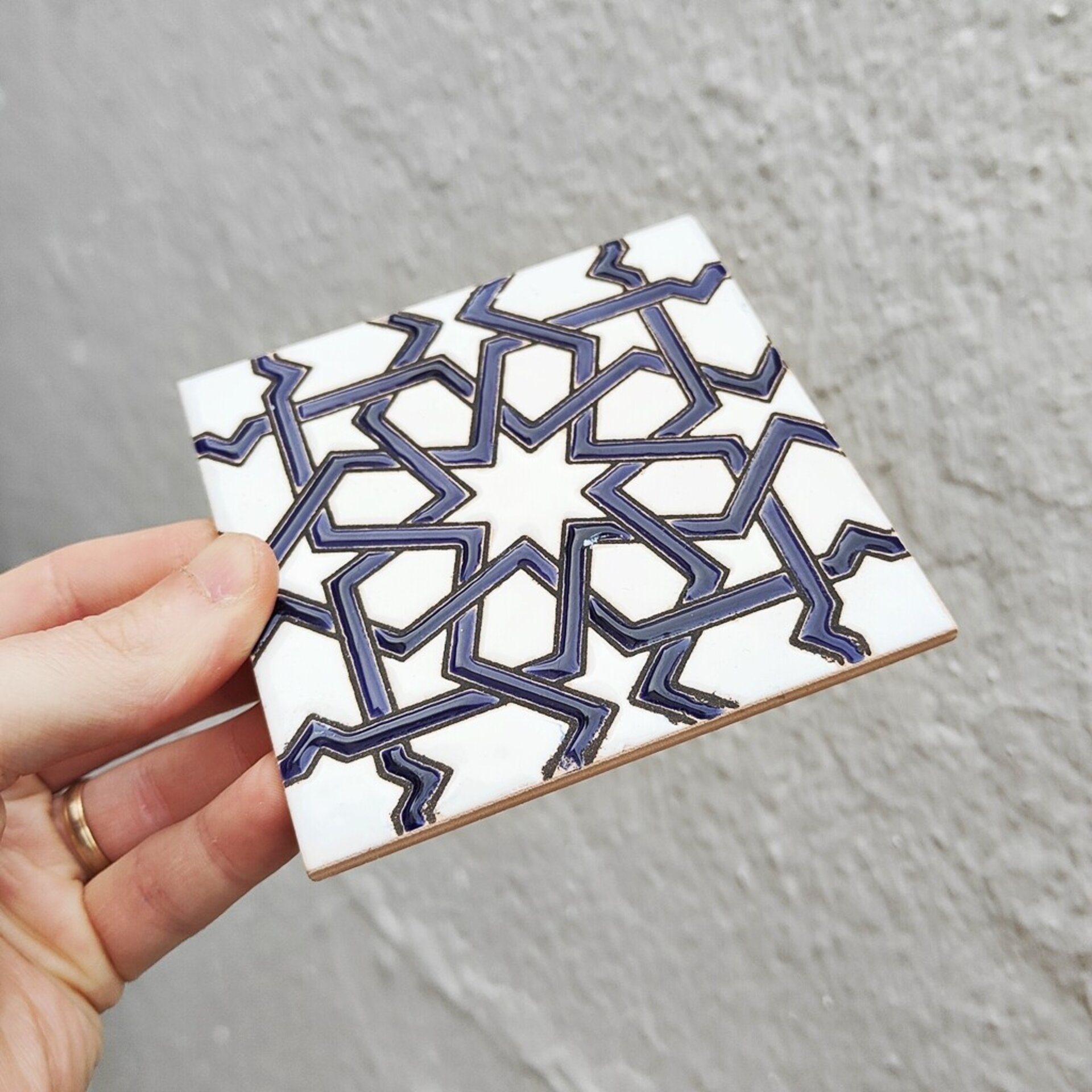 Azulejo artesanal de 11cm. esmaltado en cuerda seca. - 3