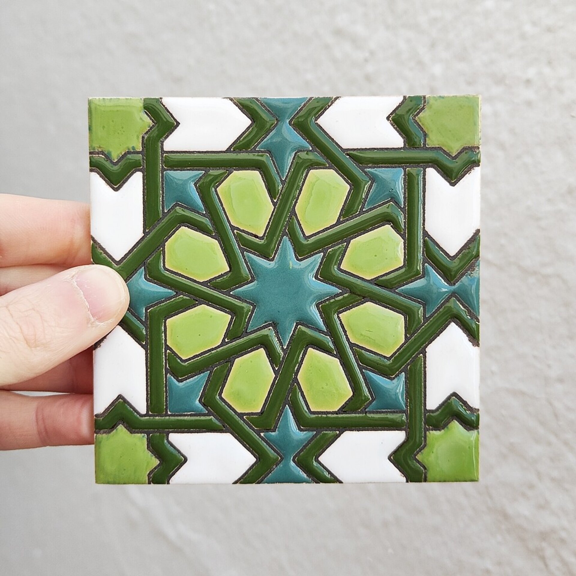 Azulejo artesanal de 11cm. esmaltado en cuerda seca. - 2