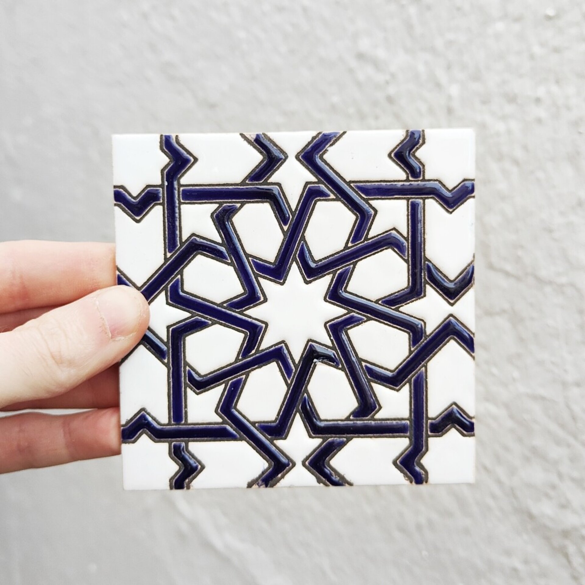 Azulejo artesanal de 11cm. esmaltado en cuerda seca. - 2