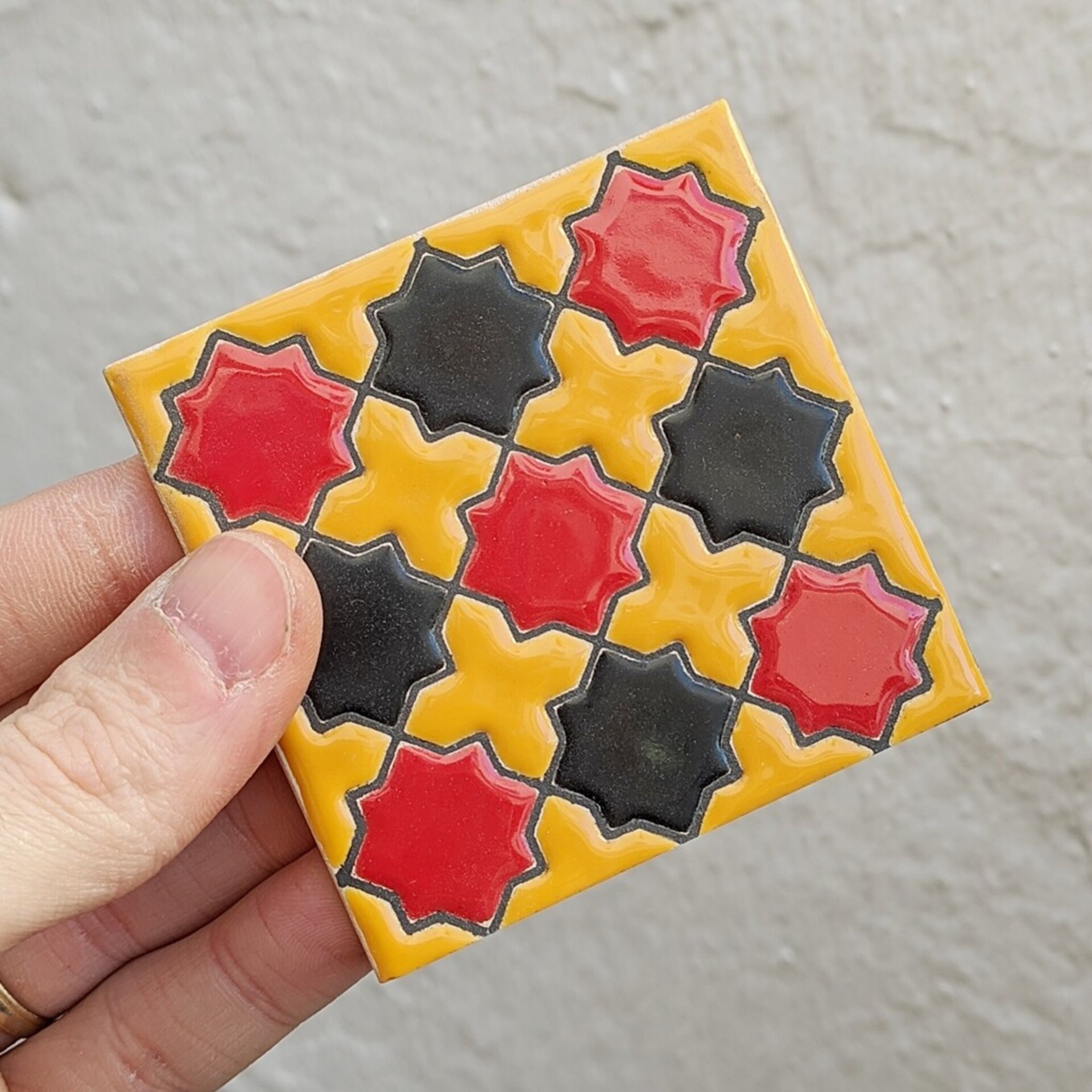 Azulejo artesanal de 7,5cm. esmaltado en cuerda seca. - 1