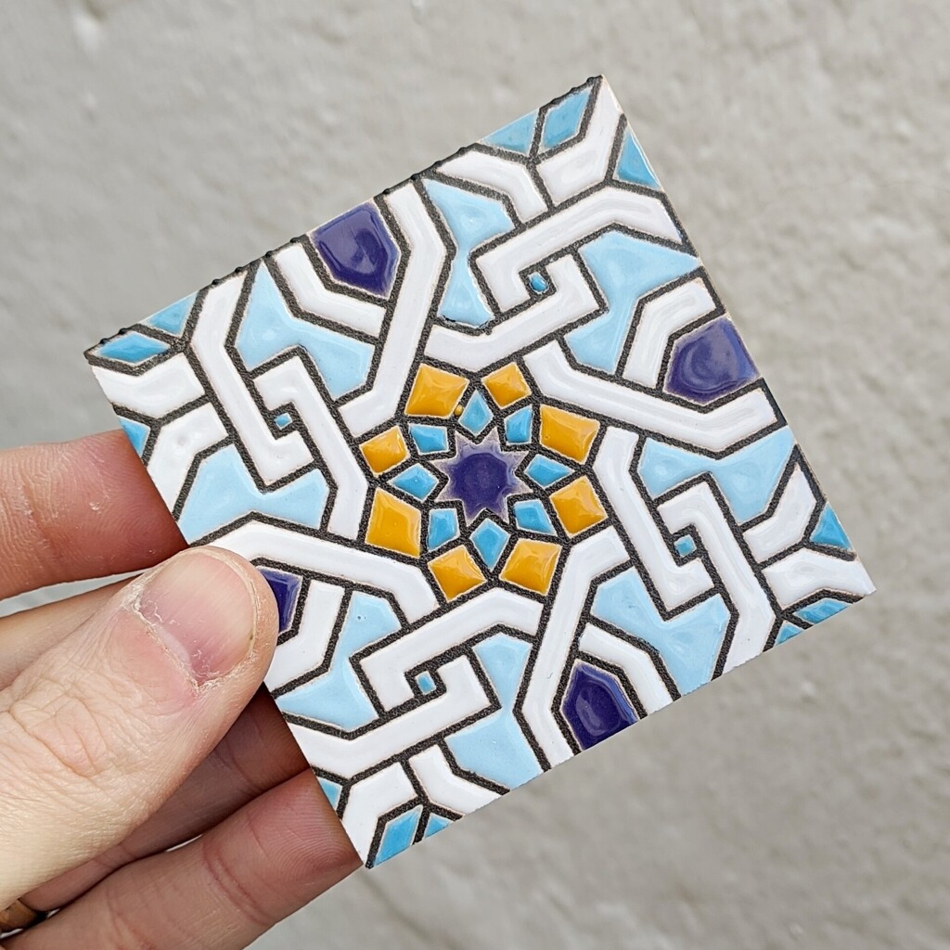 Azulejo artesanal de 7,5cm. esmaltado en cuerda seca. - 1
