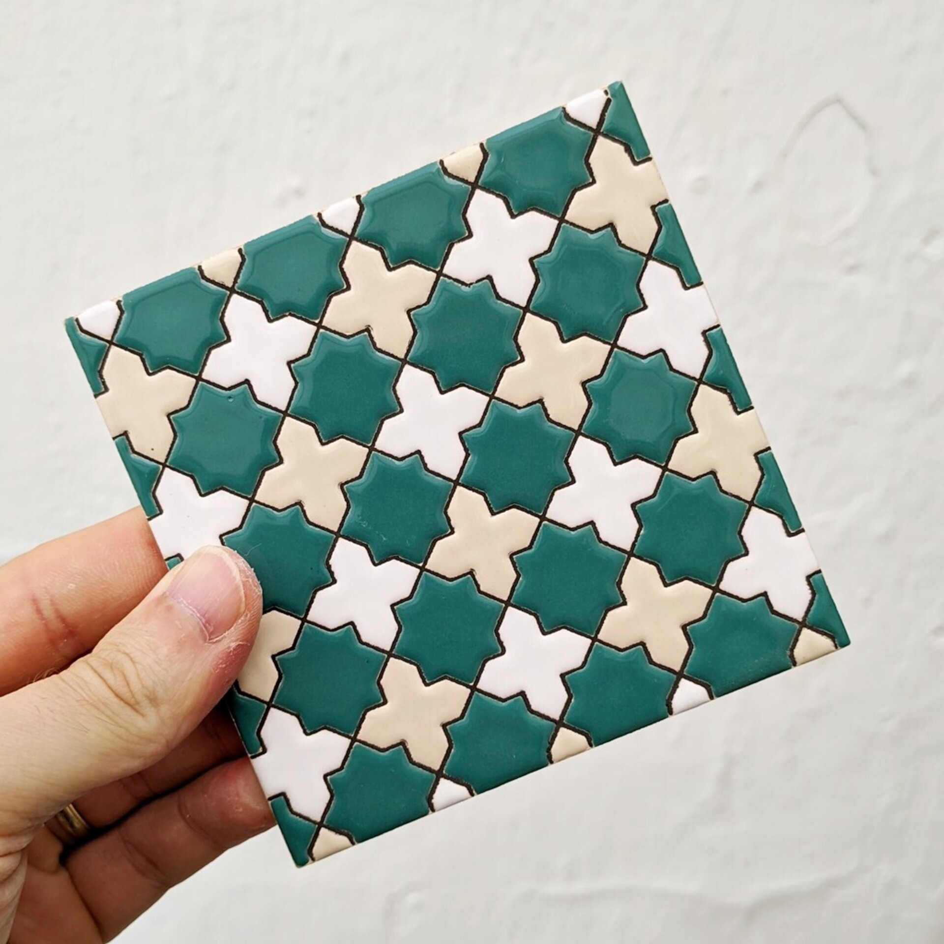 Azulejo artesanal de 11cm. esmaltado en cuerda seca. - 1