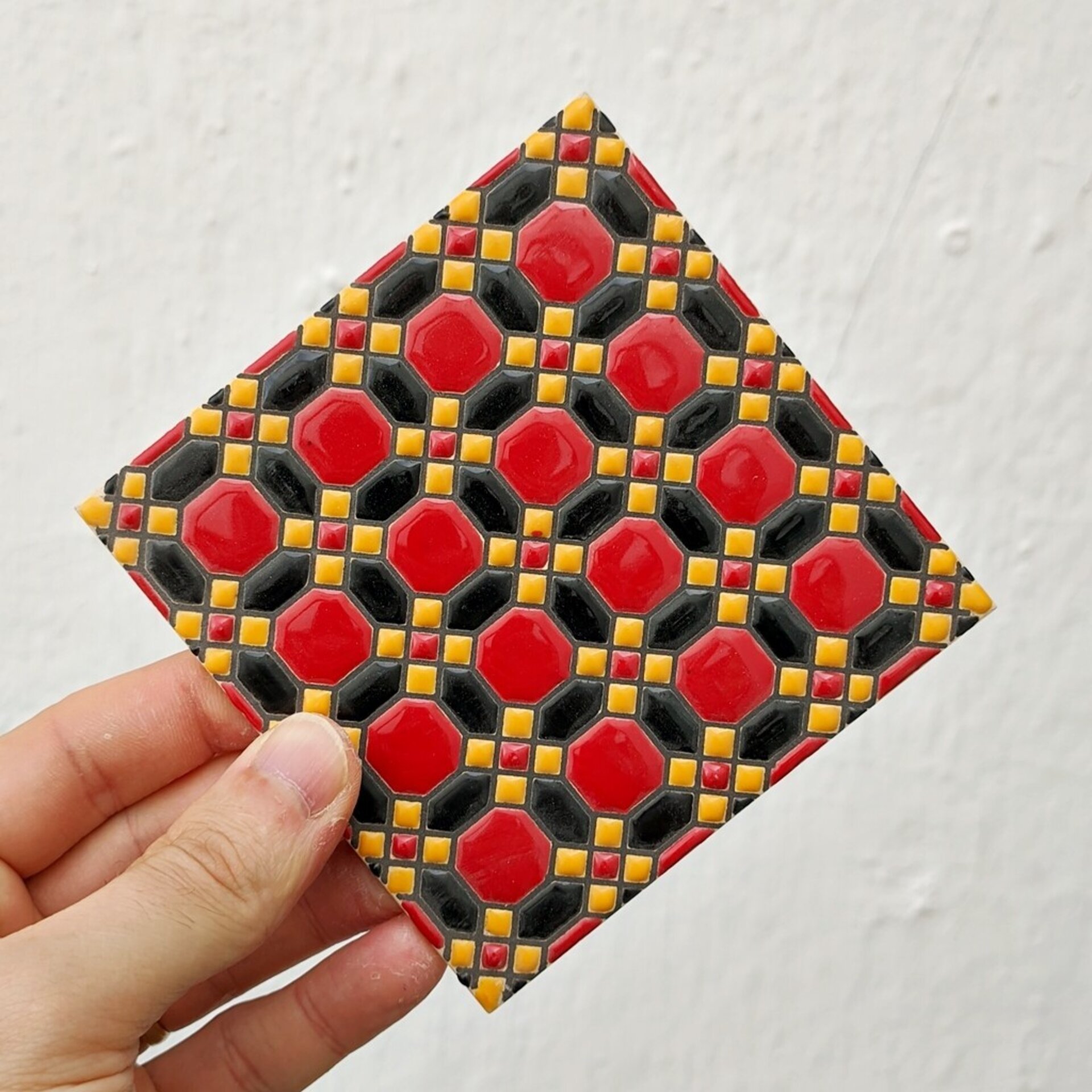 Azulejo artesanal de 11cm. esmaltado en cuerda seca. - 1