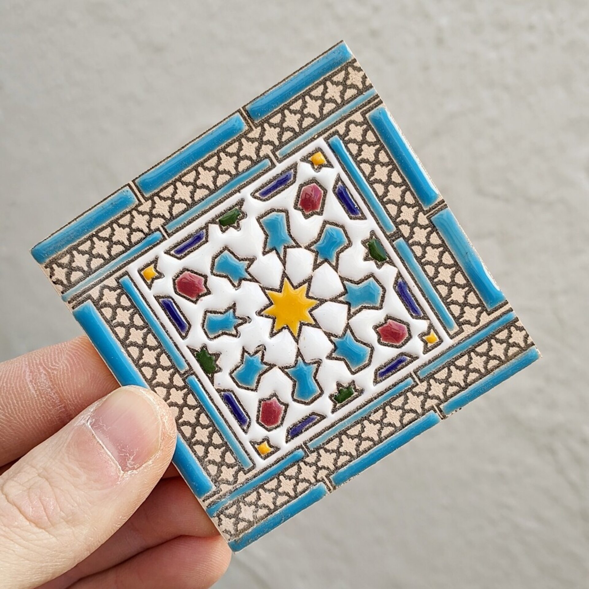 Azulejo artesanal de 7,5cm. esmaltado en cuerda seca. - 1