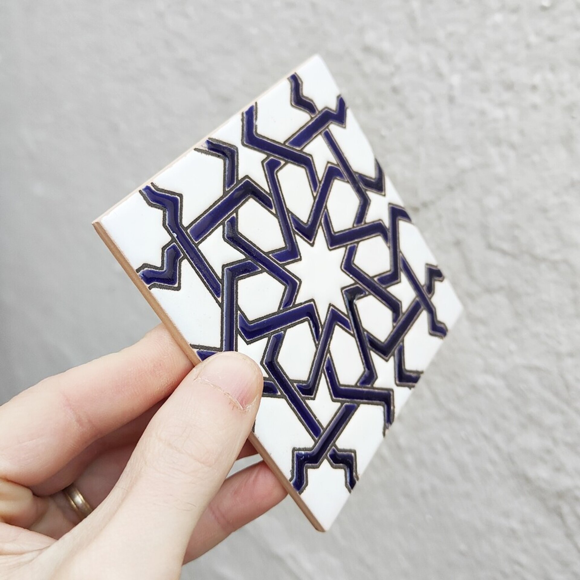 Azulejo artesanal de 11cm. esmaltado en cuerda seca. - 4