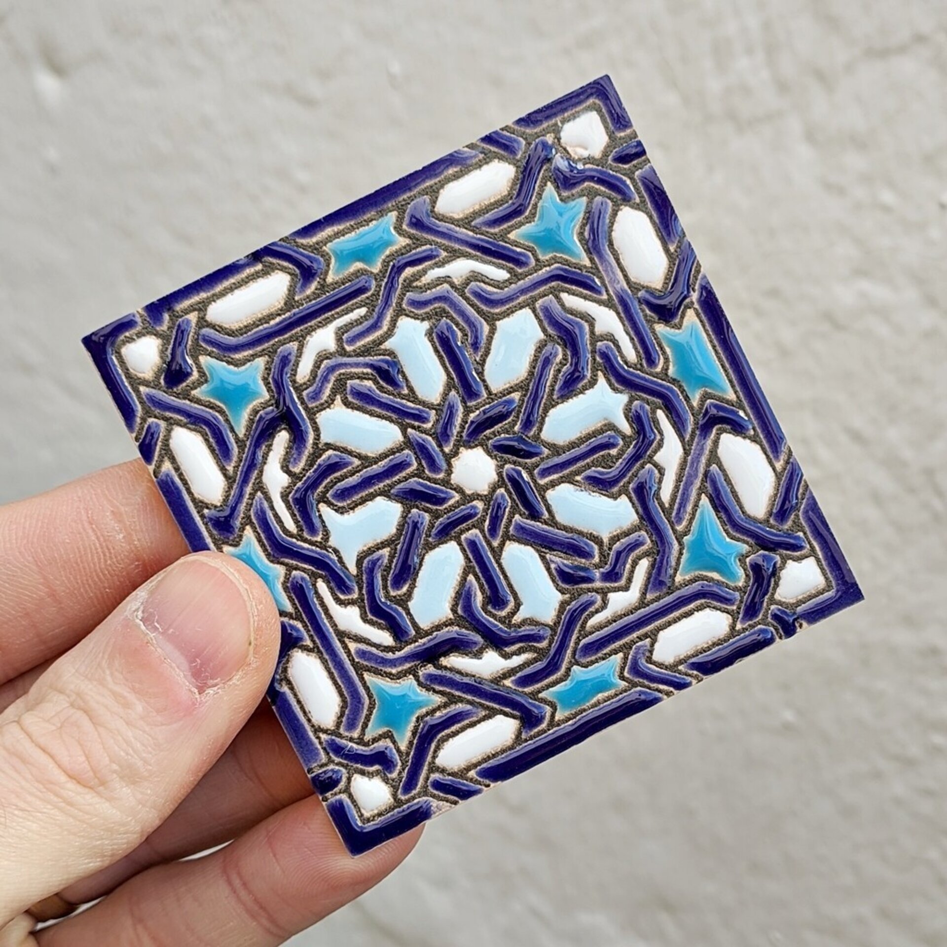 Azulejo artesanal de 7,5cm. esmaltado en cuerda seca. - 1