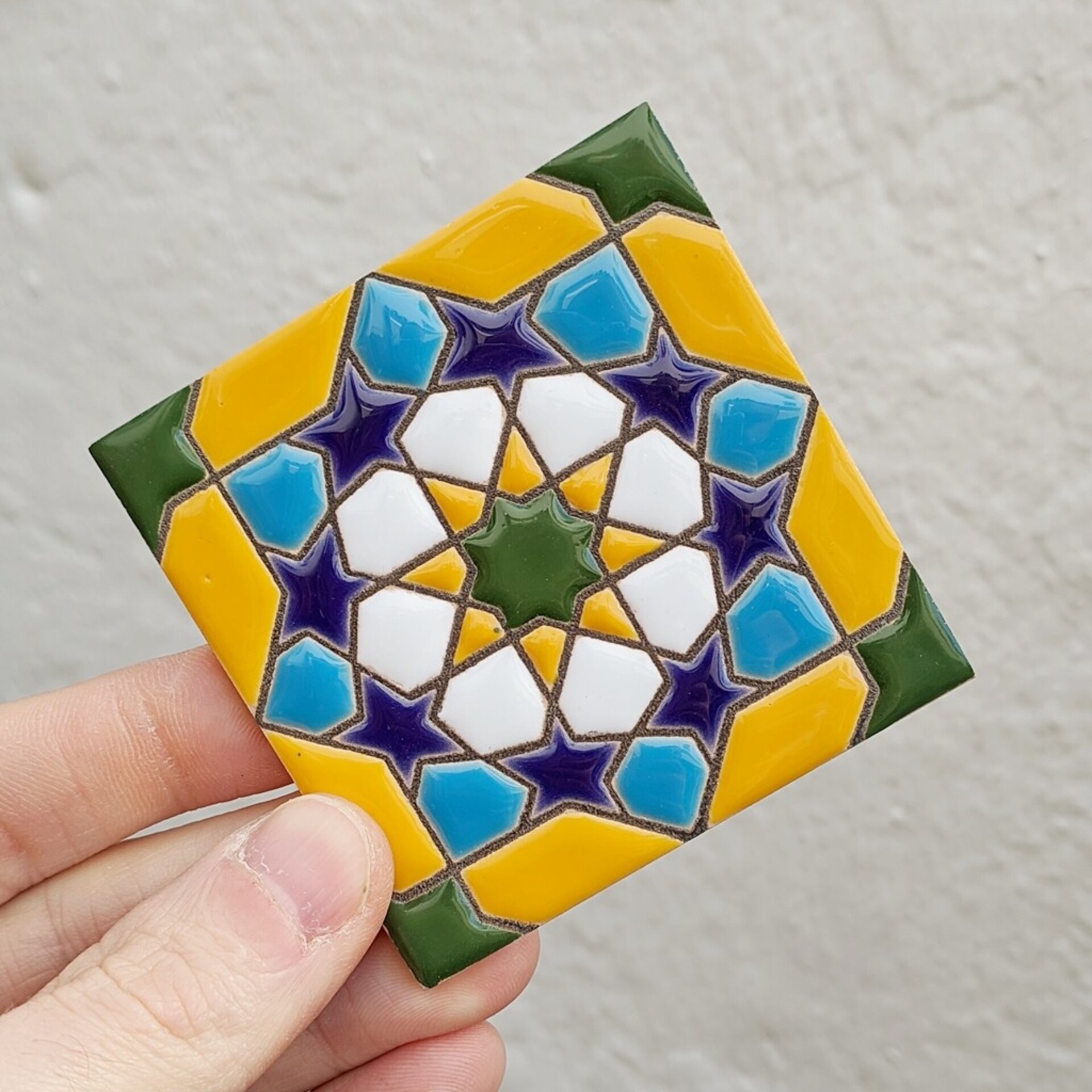 Azulejo artesanal de 7,5cm. esmaltado en cuerda seca. - 1