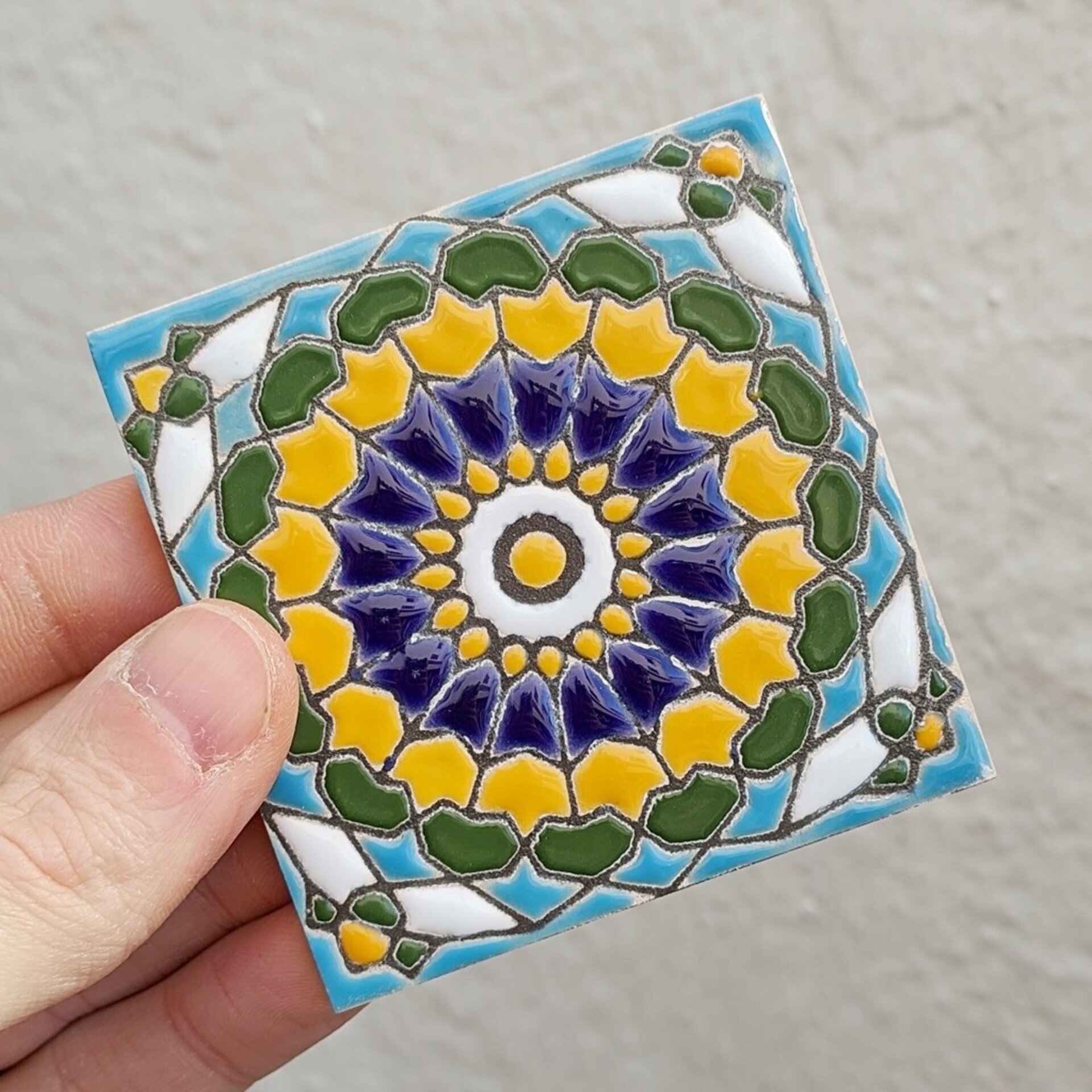 Azulejo artesanal de 7,5cm. esmaltado en cuerda seca. - 1