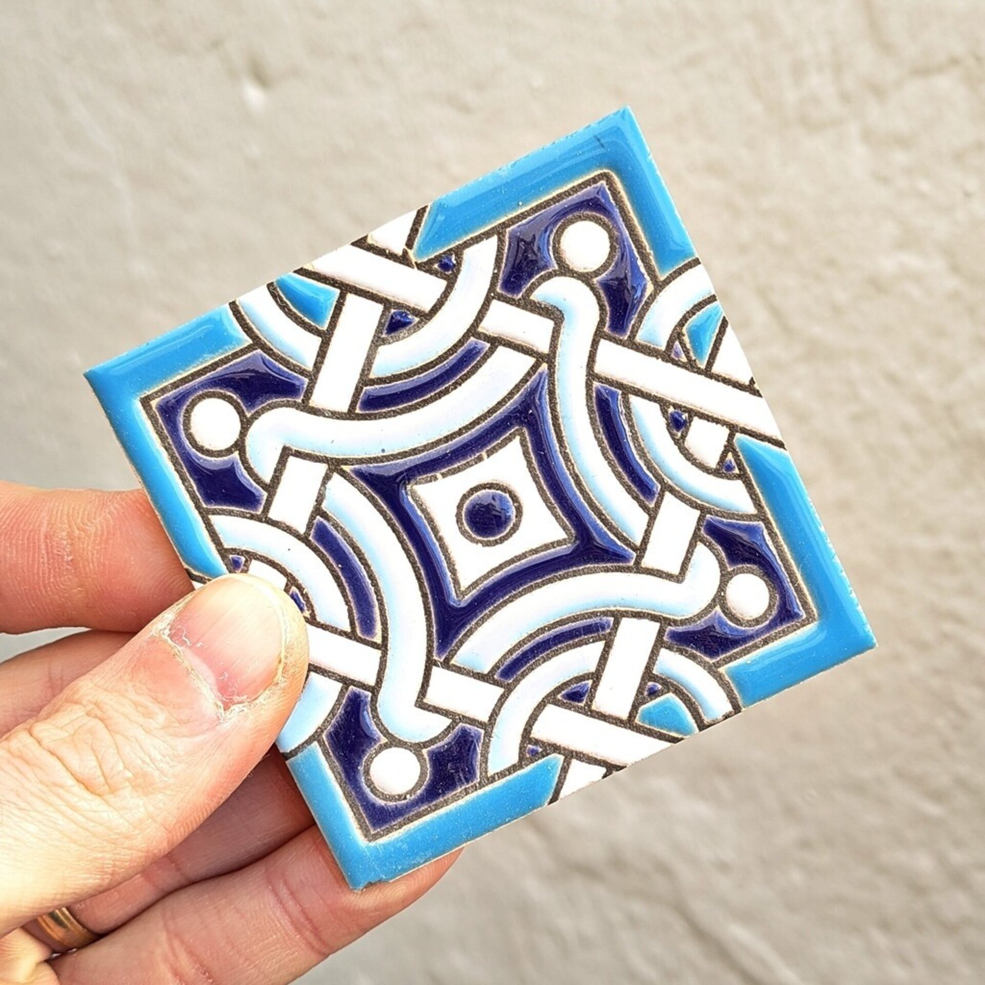 Azulejo artesanal de 7,5cm. esmaltado en cuerda seca. - 1