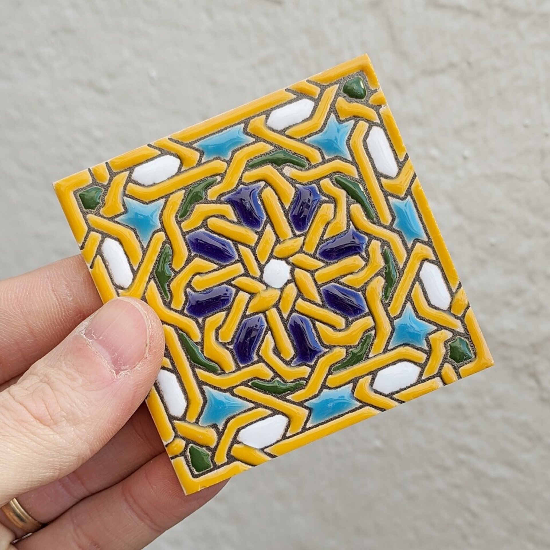 Azulejo artesanal de 7,5cm. esmaltado en cuerda seca. - 1