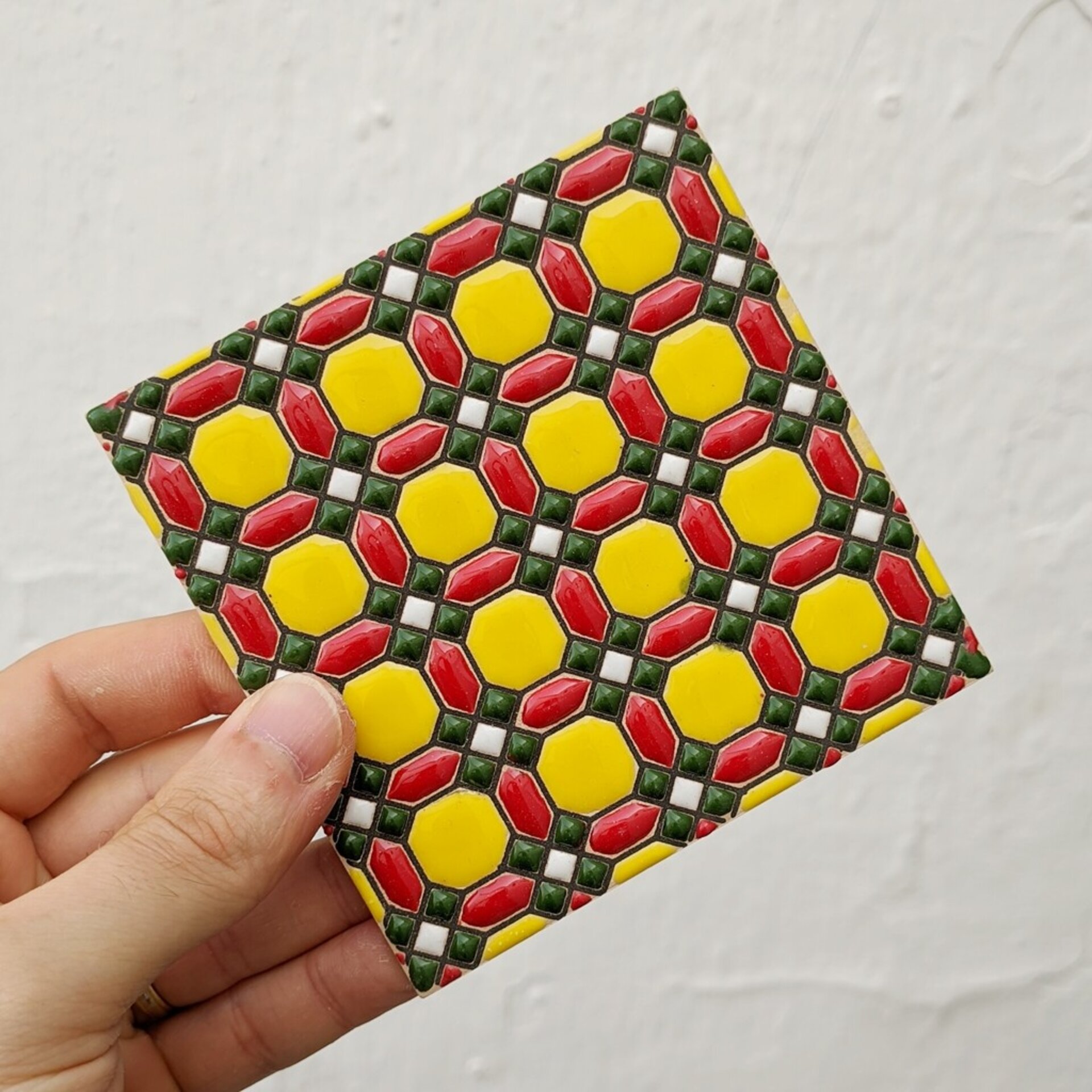 Azulejo artesanal de 11cm. esmaltado en cuerda seca. - 1