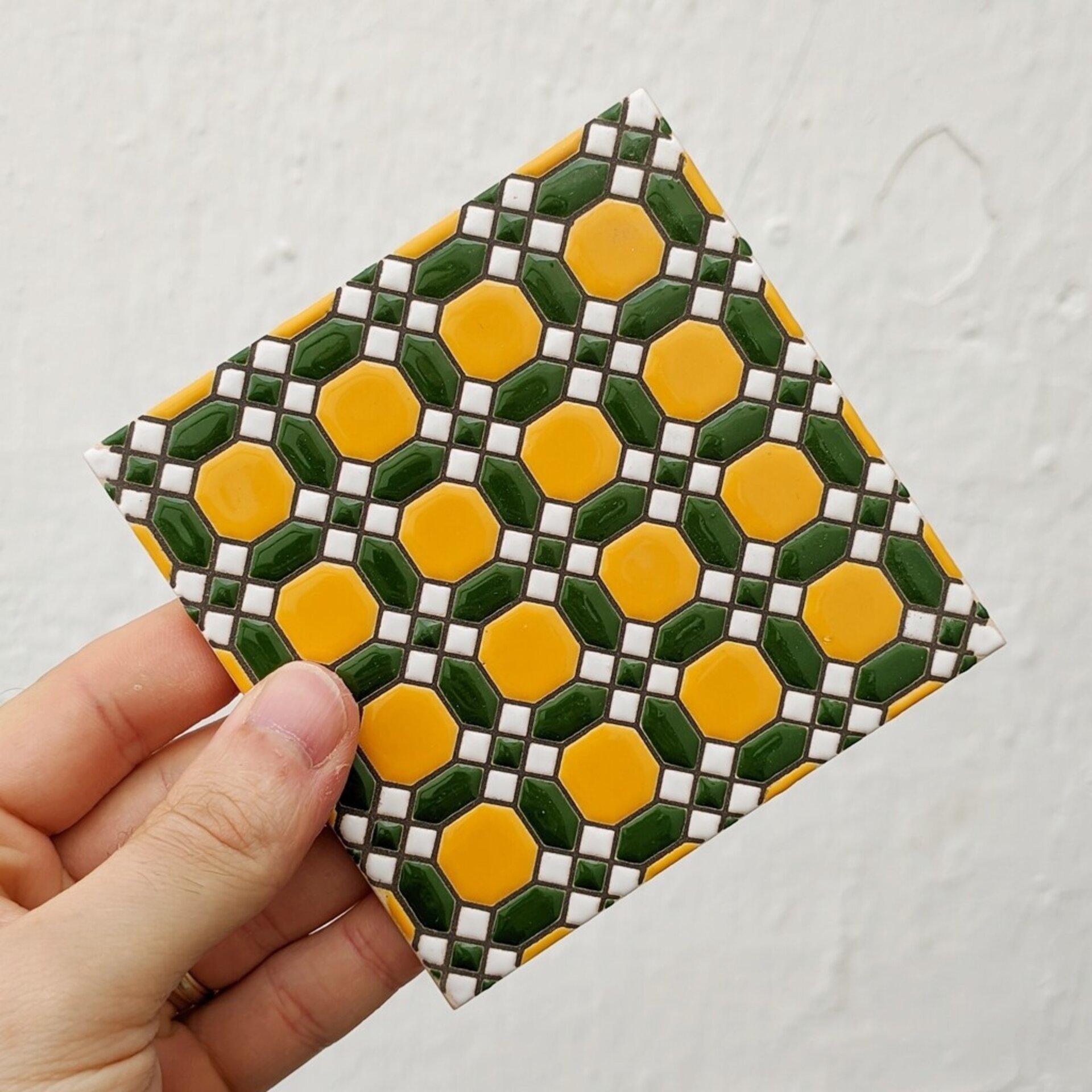 Azulejo artesanal de 11cm. esmaltado en cuerda seca. - 1