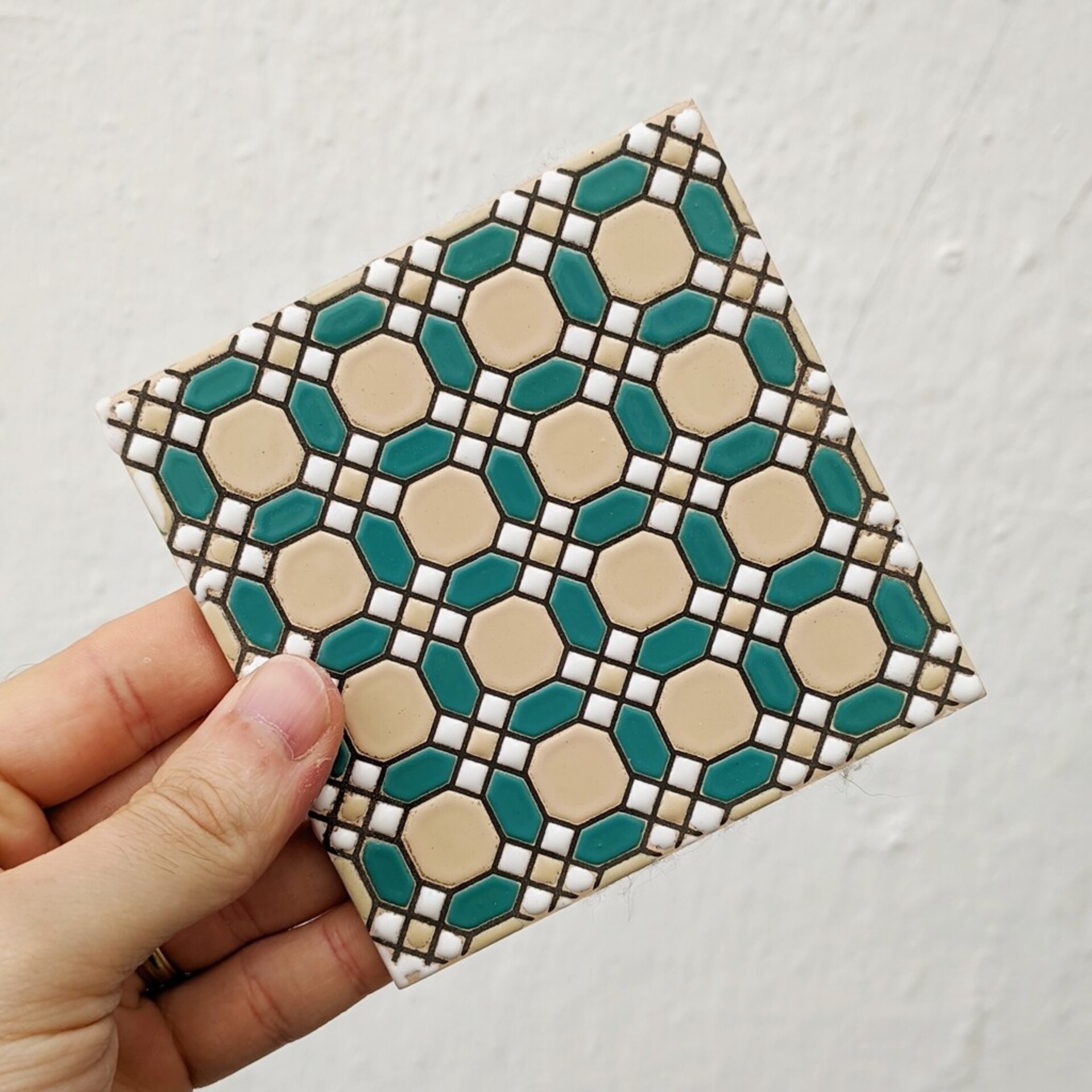 Azulejo artesanal de 11cm. esmaltado en cuerda seca. - 1