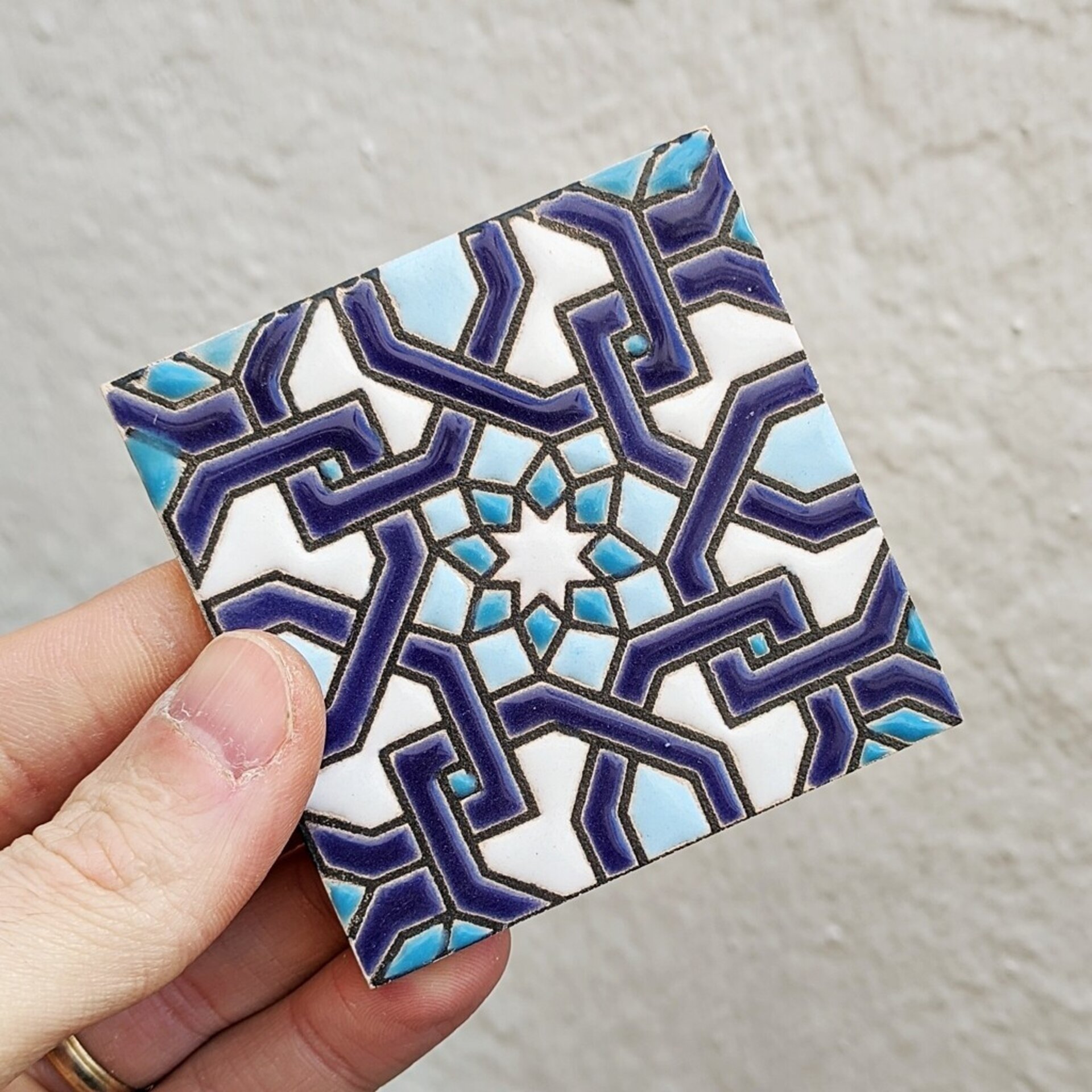 Azulejo artesanal de 7,5cm. esmaltado en cuerda seca. - 1