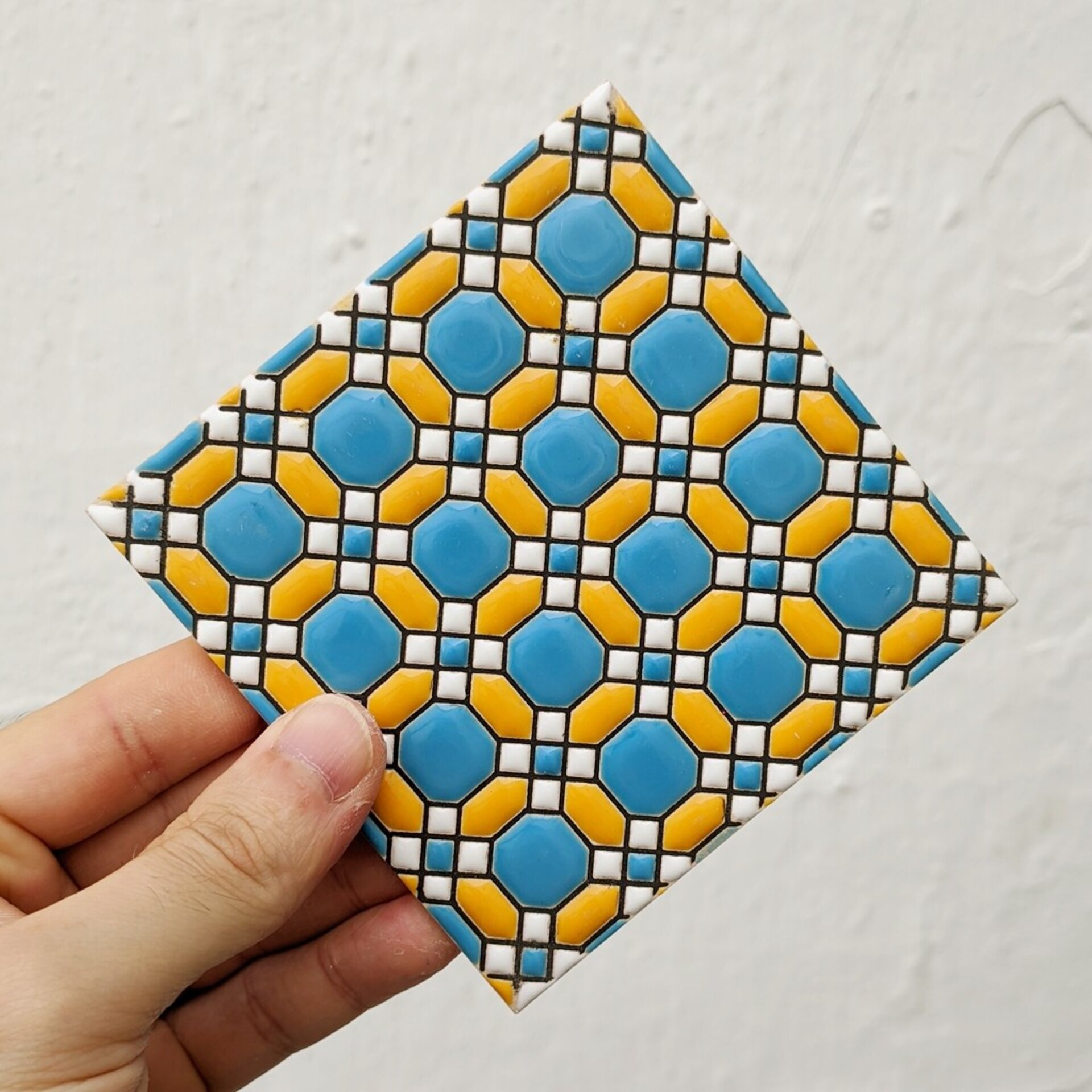 Azulejo artesanal de 11cm. esmaltado en cuerda seca. - 1