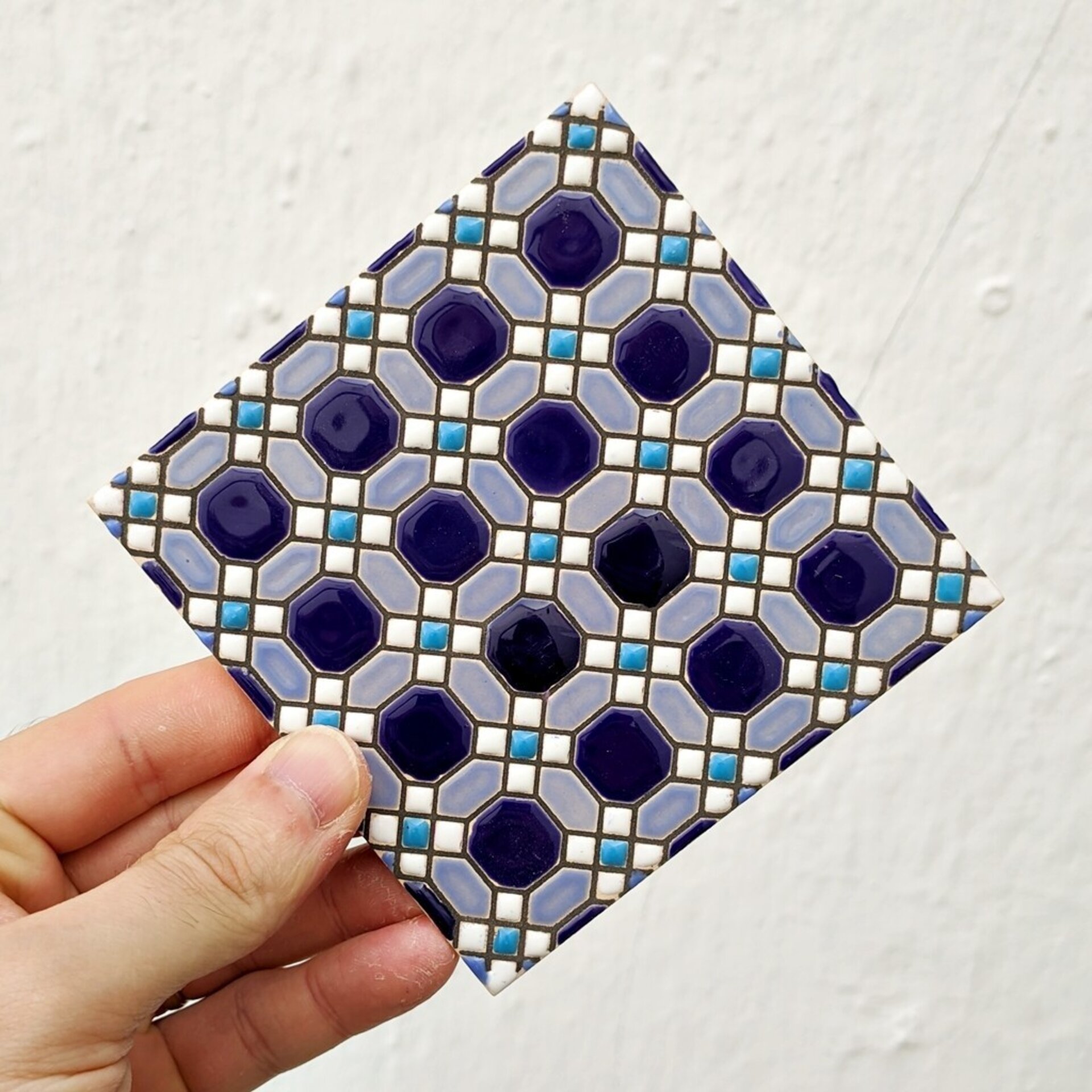 Azulejo artesanal de 11cm. esmaltado en cuerda seca. - 1