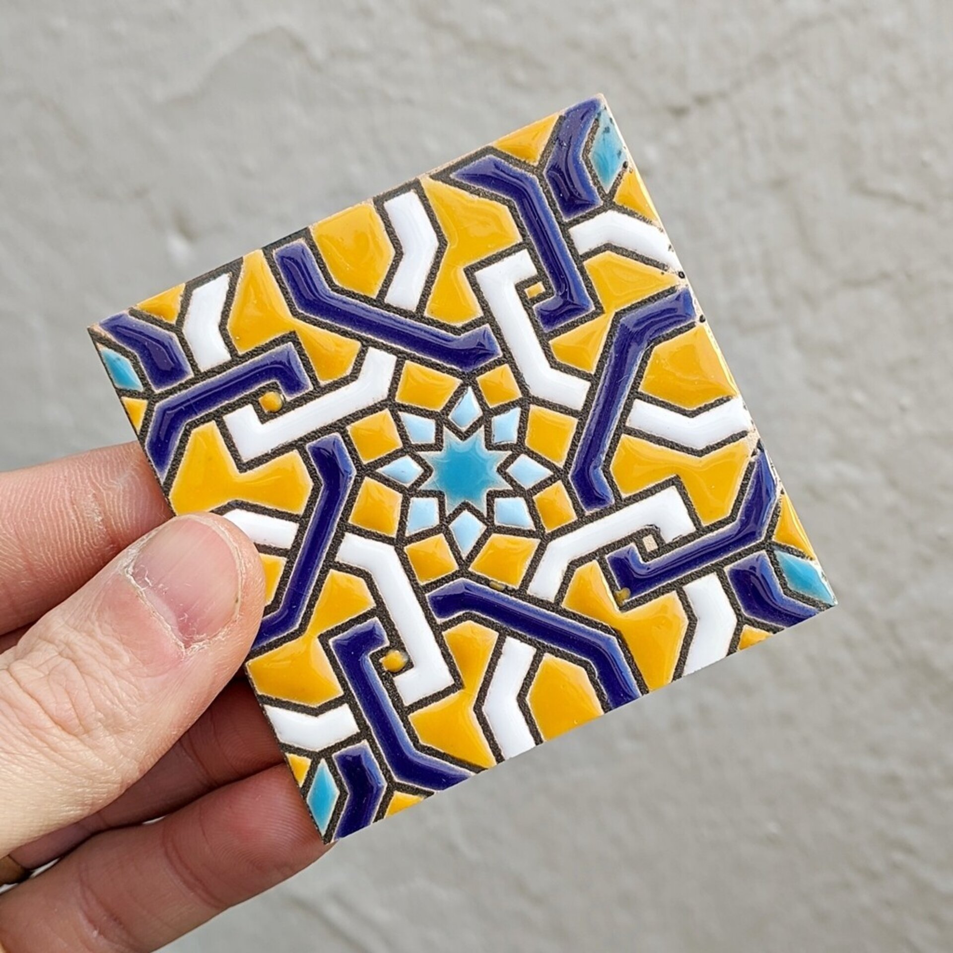 Azulejo artesanal de 7,5cm. esmaltado en cuerda seca. - 1