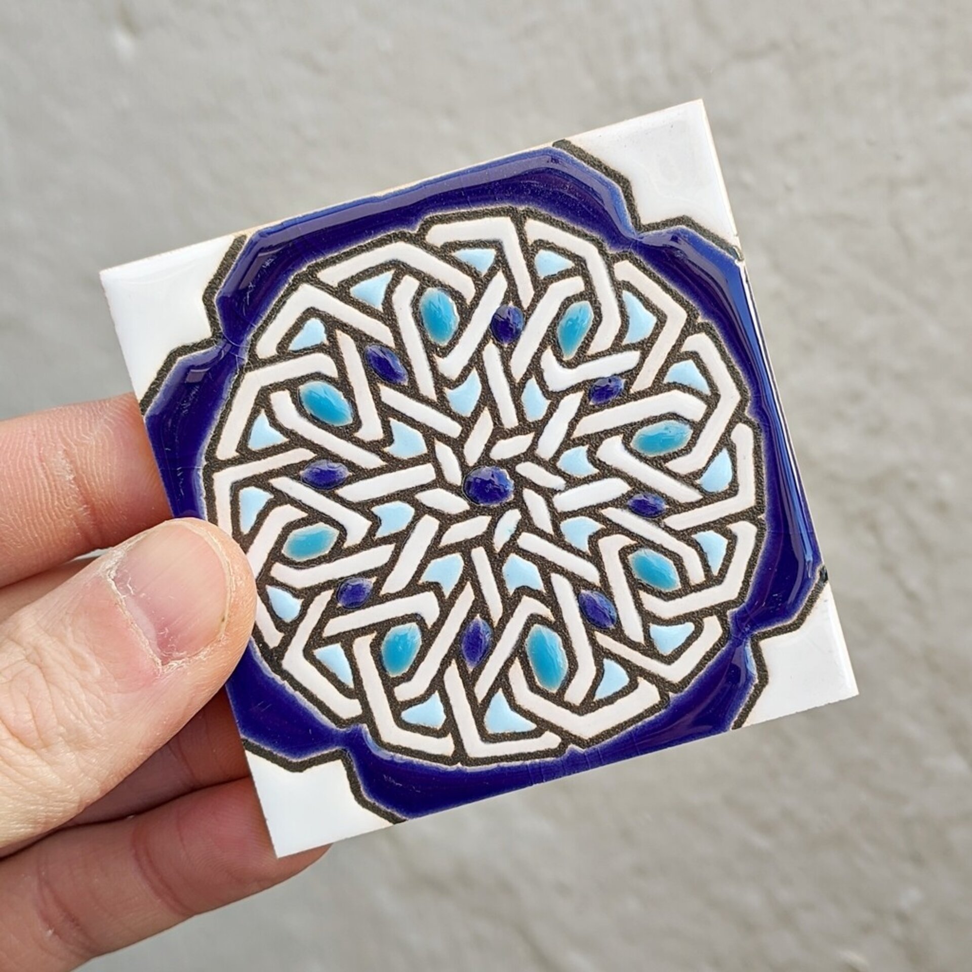 Azulejo artesanal de 7,5cm. esmaltado en cuerda seca. - 1