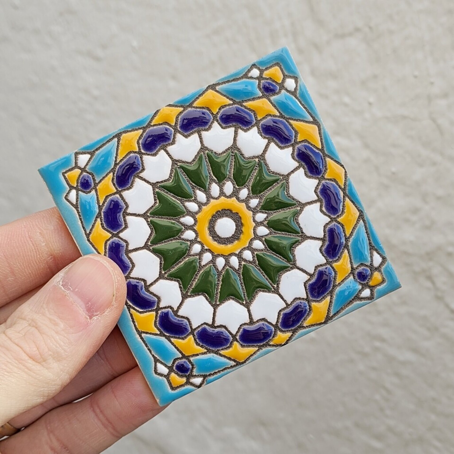 Azulejo artesanal de 7,5cm. esmaltado en cuerda seca. - 1