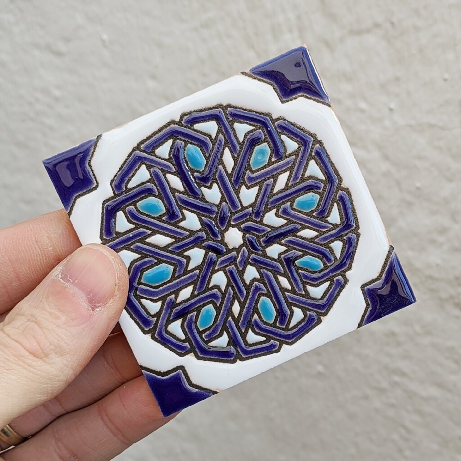 Azulejo artesanal de 7,5cm. esmaltado en cuerda seca. - 1