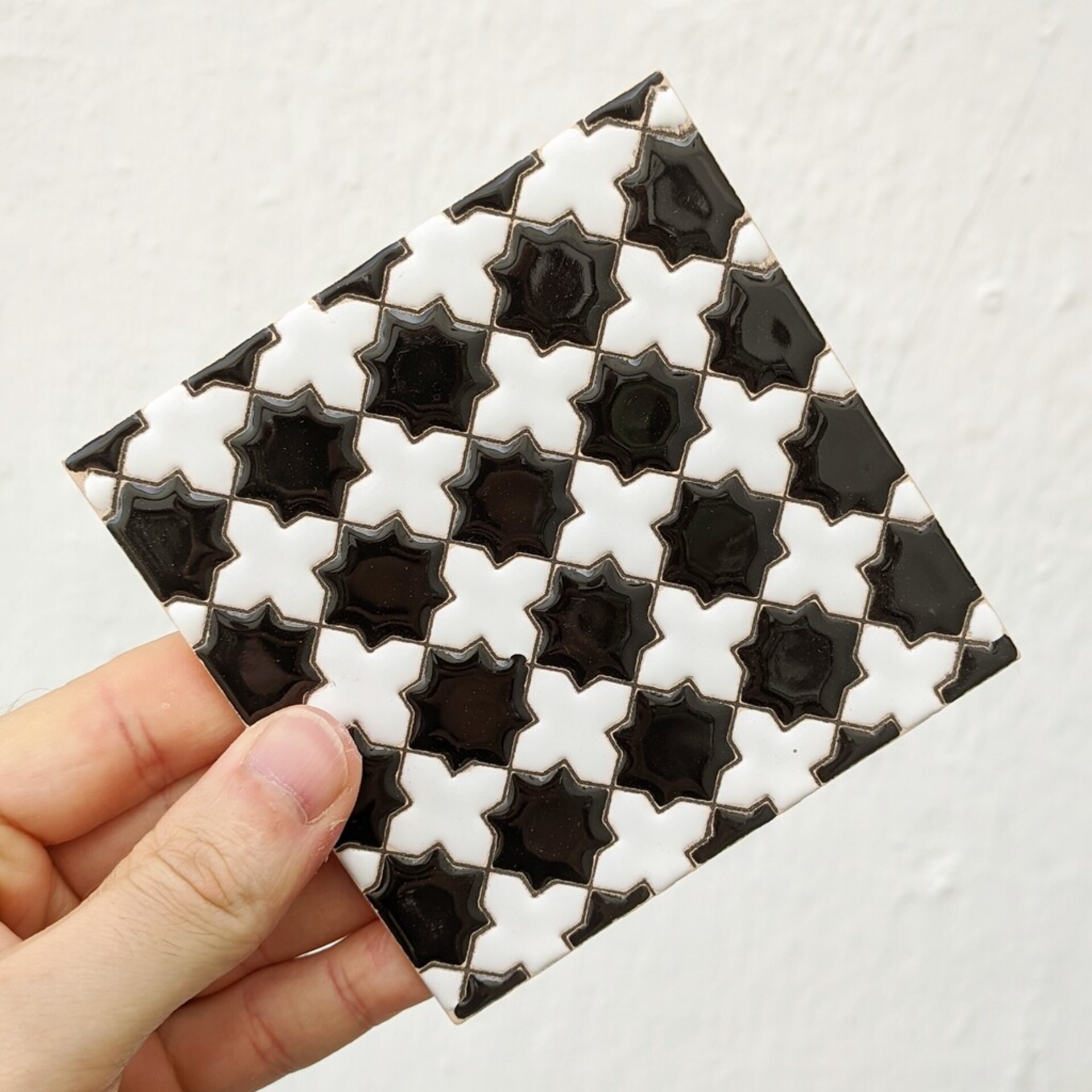 Azulejo artesanal de 11cm. esmaltado en cuerda seca. - 1