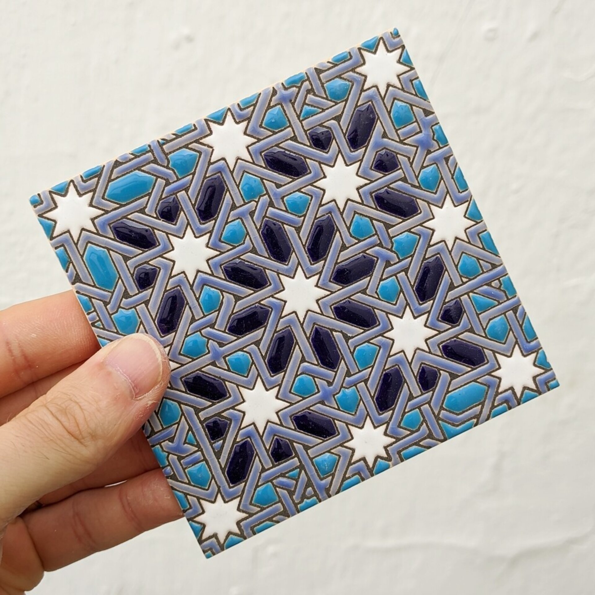 Azulejo artesanal de 11cm. esmaltado en cuerda seca. - 1