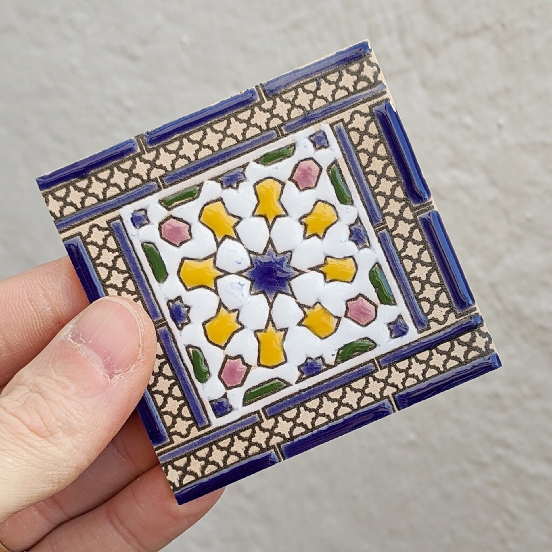 Azulejo artesanal de 7,5cm. esmaltado en cuerda seca. - 1