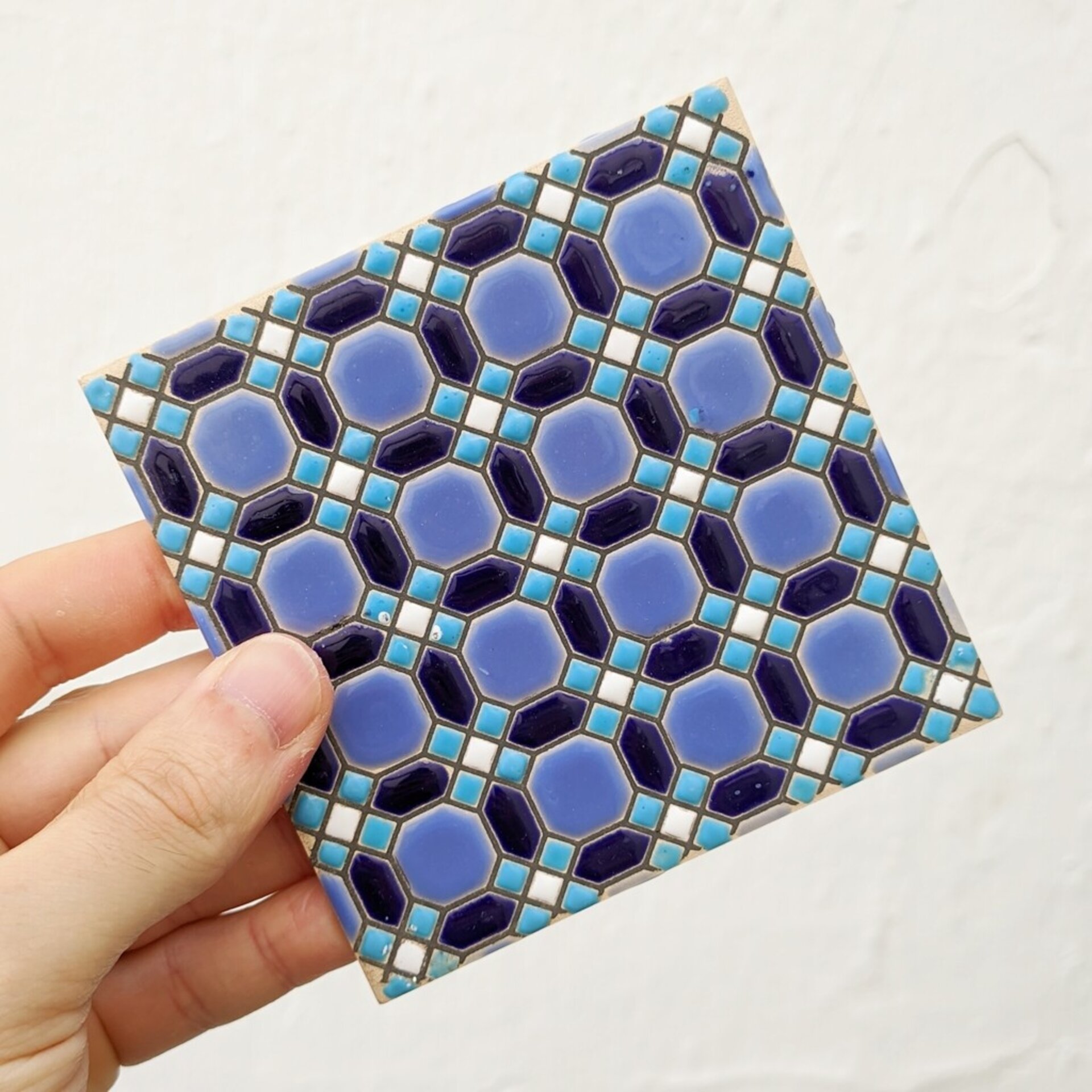 Azulejo artesanal de 11cm. esmaltado en cuerda seca. - 1