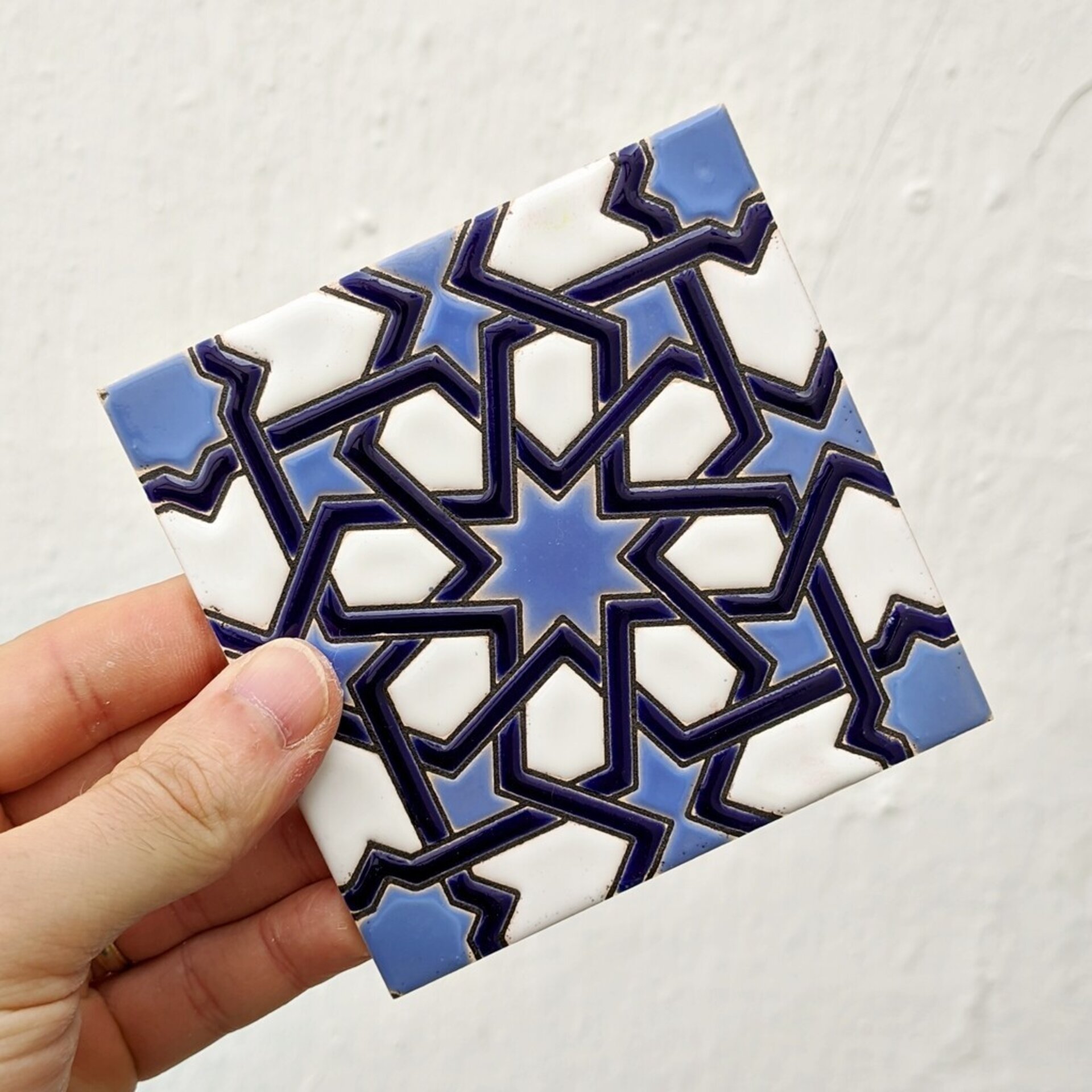 Azulejo artesanal de 11cm. esmaltado en cuerda seca. - 1