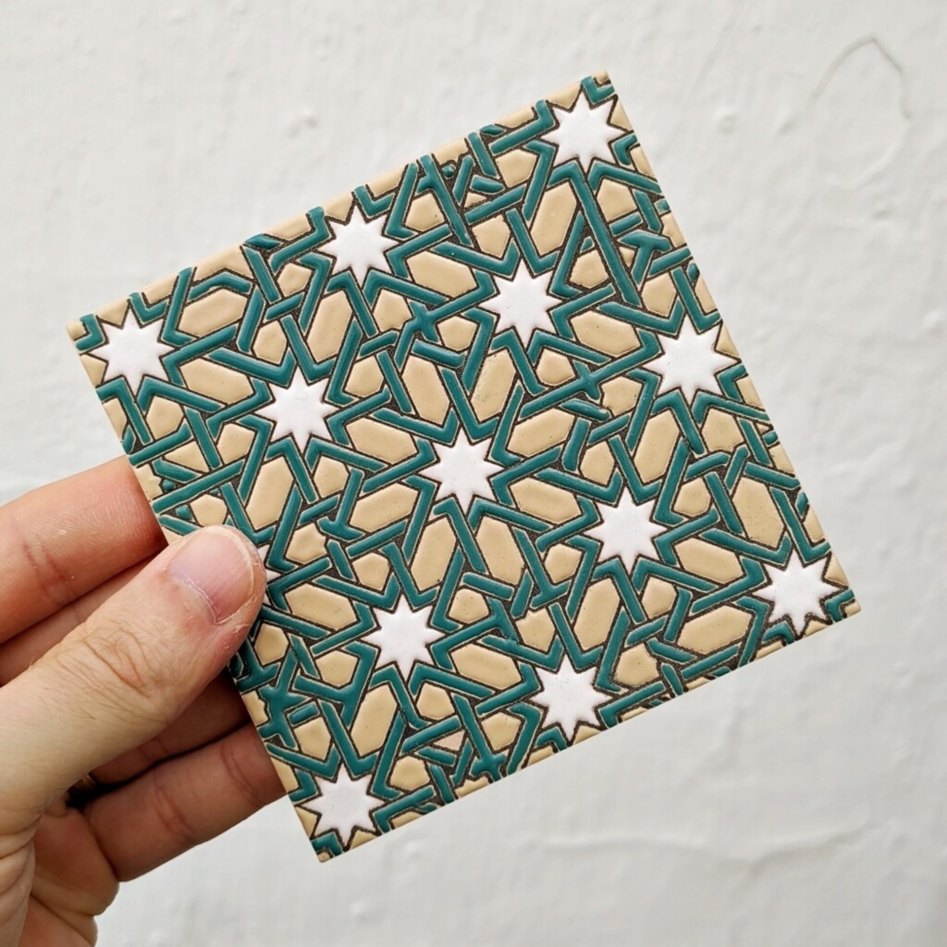 Azulejo artesanal de 11cm. esmaltado en cuerda seca. - 1