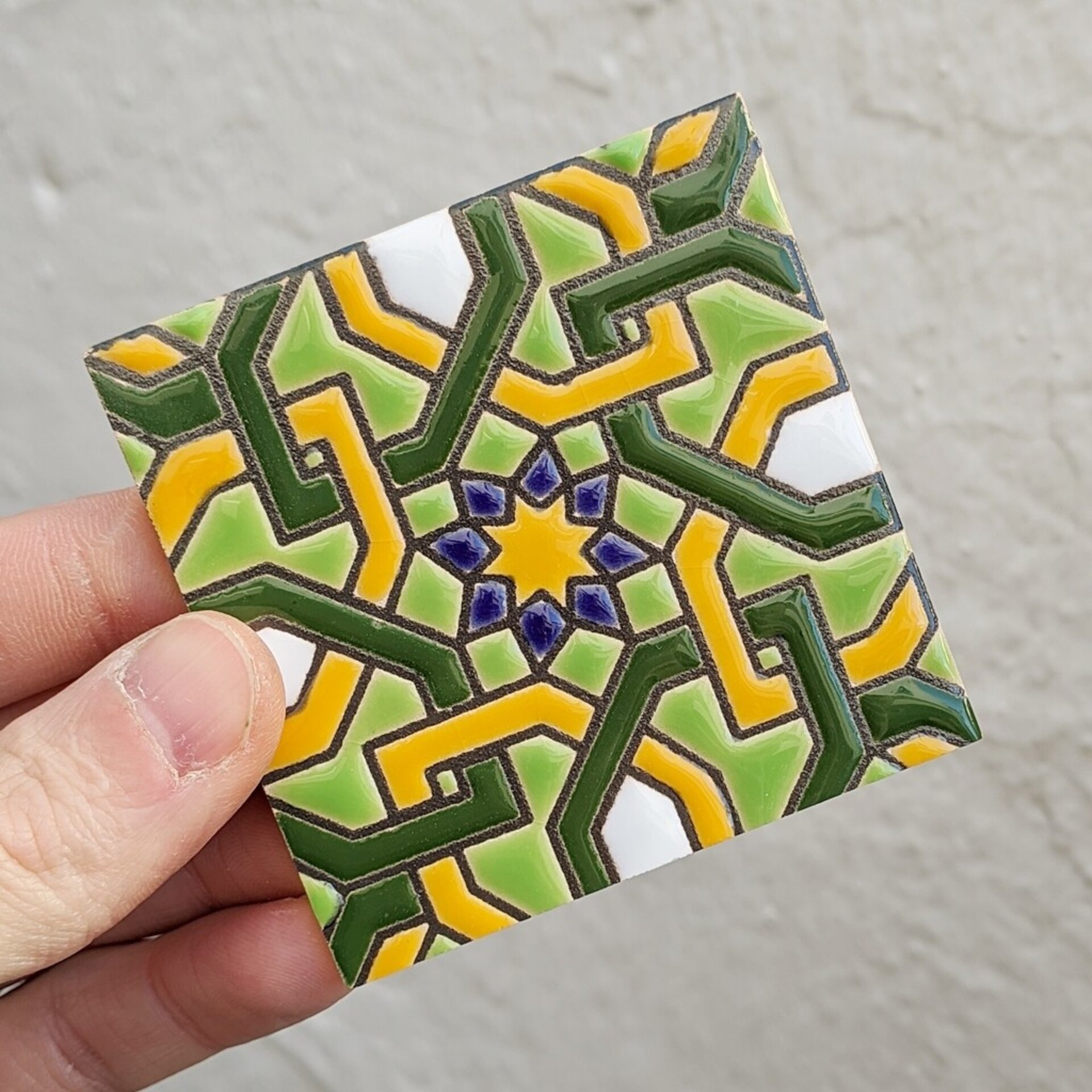 Azulejo artesanal de 7,5cm. esmaltado en cuerda seca. - 1